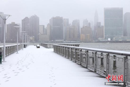 美东北部风雪袭击 纽约三大机场近半航班取消