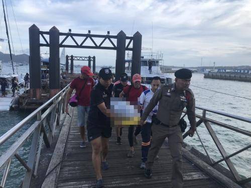 中国游客泰国遇难 被大浪拍下岸