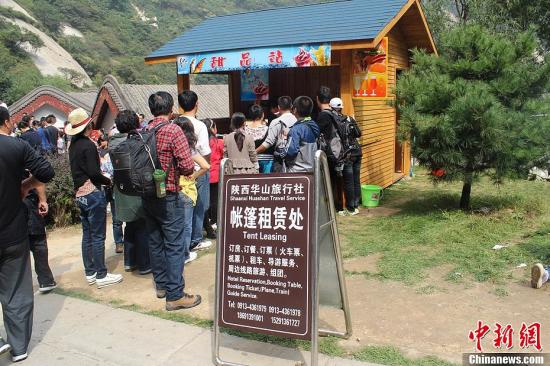 陕西华山突发强风 160名游客滞留索道