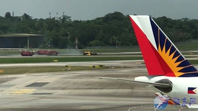 新加坡航展一架表演飞机出事故 飞行员逃生