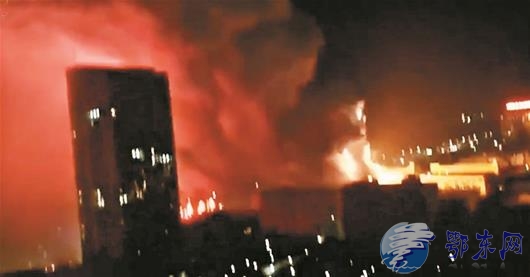 武汉电子厂起火爆炸 火光冲天伴有爆炸声