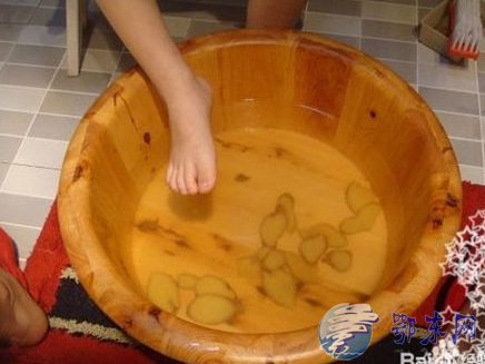 生姜水泡脚的功效与作用 生姜水泡脚方法