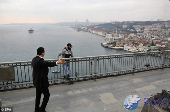 总统劝下跳桥男子 土耳其总统埃尔多安救人