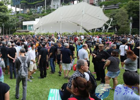 新加坡总统遭千人抗议 抗议哈莉玛未经投票当选