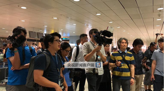 △央视记者新加坡机场现场拍摄