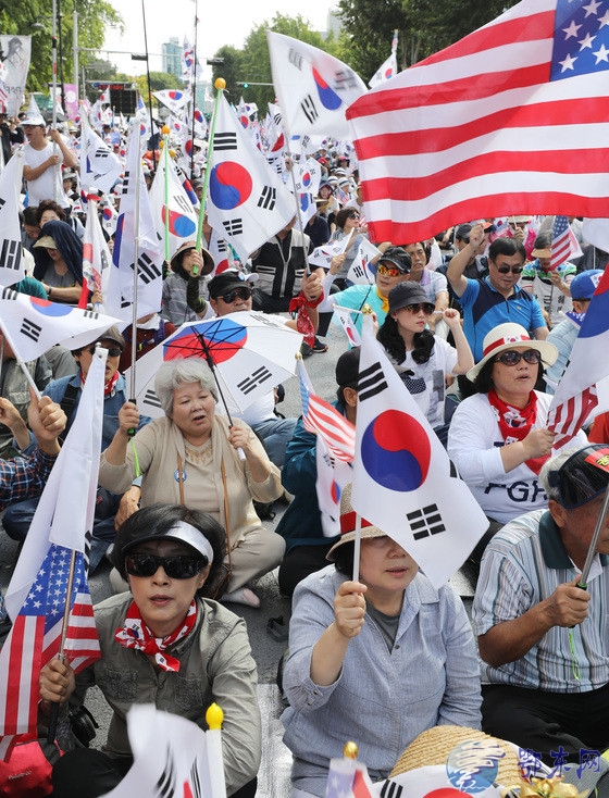 韩亲朴民众街头集会 要求释放朴槿惠