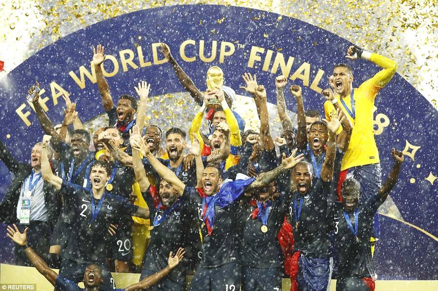 马克龙雨中拥姆巴佩 庆祝法国队夺冠