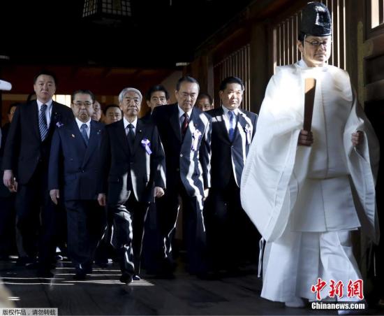 资料图片：日本议员抵达靖国神社进行参拜。