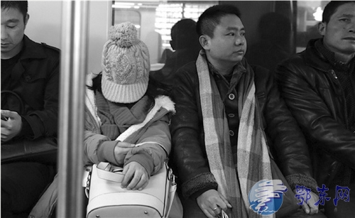 在地铁上，从广东赶来相亲的姑娘就坐在身旁，明松却心事重重。