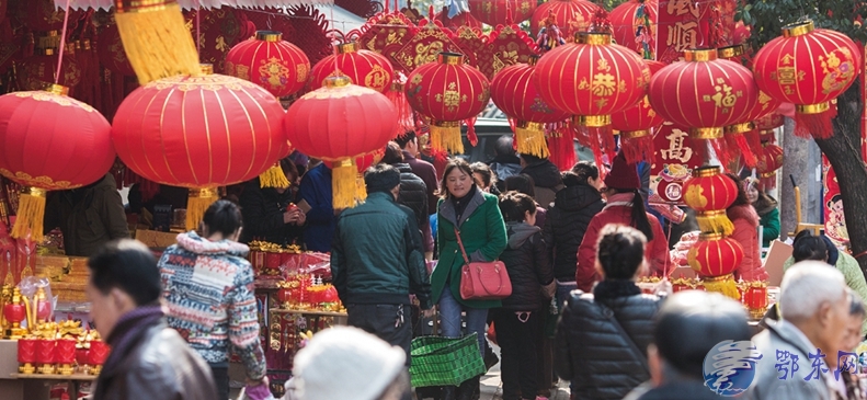 春节将至 黄石市街头节日气氛浓烈