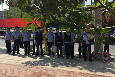 黄冈市公安局在黄冈万达广场开展反恐应急实战演练