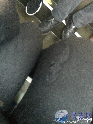 女生公交车上遭猥琐男摸大腿 大腿裤袜上湿乎乎的不明液体