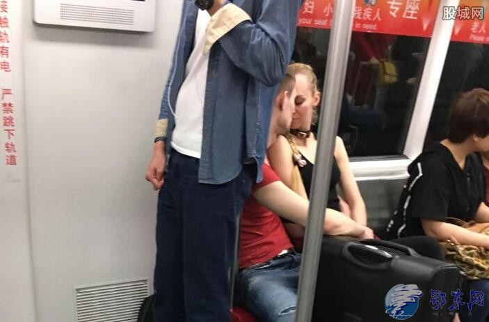 地铁上情侣忘情激吻 吸吮女子胸部很陶醉隔壁女子懵了