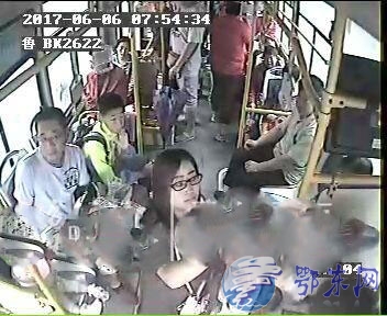 乘客将一岁孩子独自放公交座位 司机好心提醒反遭投诉