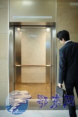 电梯里为何要放镜子 真相99%猜不到！