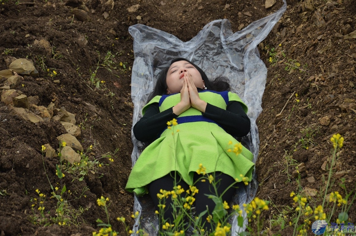 重庆现墓地冥想活动 使失婚女性获得“重生”