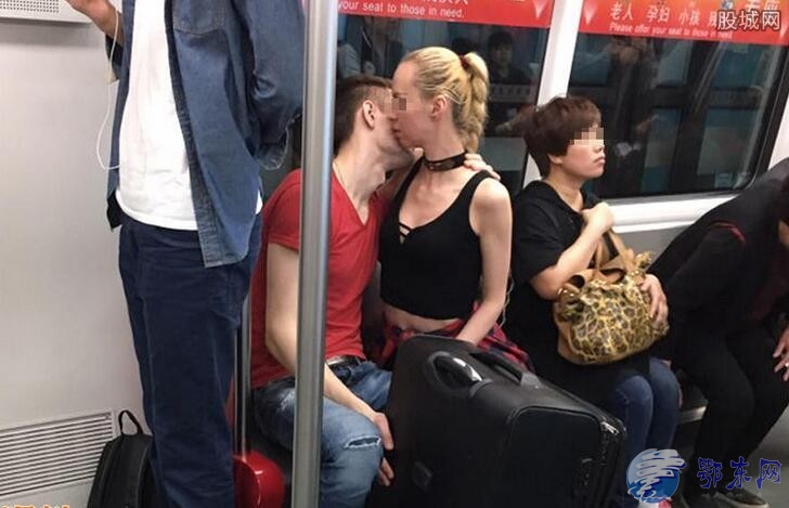 地铁上情侣忘情激吻 吸吮女子胸部很陶醉隔壁女子懵了