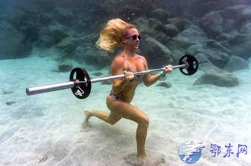 美女拍水下健身照 水下健身性感惊艳