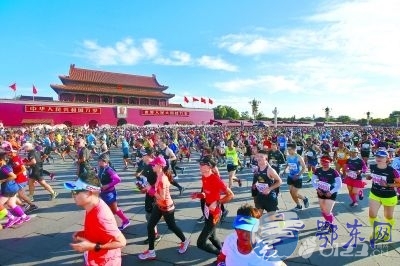 北京马拉松正式开跑 中国选手获男女组别亚洲第一