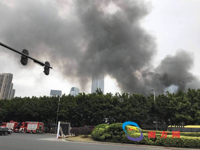 广州地铁附近火灾 现场浓烟滚滚 有刺激性气味
