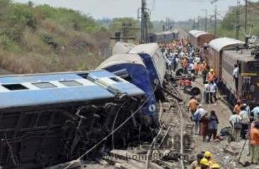 印度发生列车脱轨