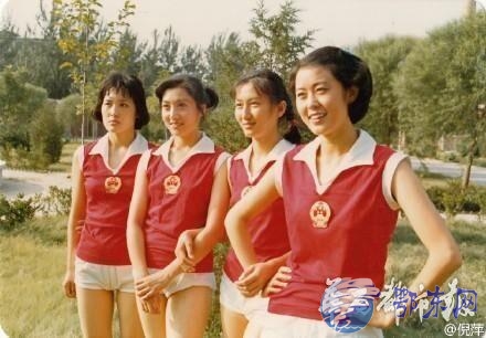 倪萍晒30年前照曝光 中国姑娘女排运动员范儿十足