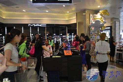 中国游客13日大批聚集在洛杉矶国际机场Tom