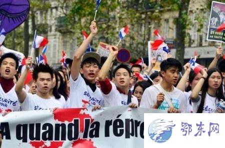 图为参加游行的华人奋力发声。 中新社记者 龙剑武 摄