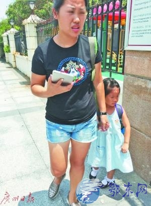 广州一幼儿园多名孩子流鼻血 家长疑因塑胶跑道
