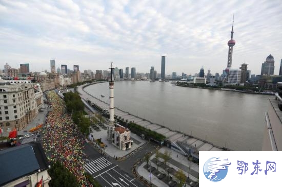 上海国际马拉松赛起跑 外滩成彩色海洋